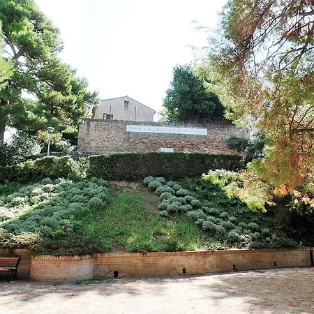 Spacious In With A 200 M² Mountain View شقة *