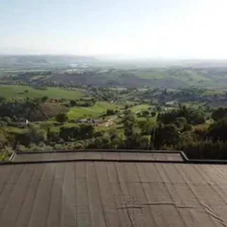 Spacious In With A 200 M² Mountain View דירה