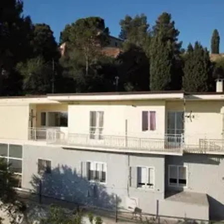 Spacious In With A 200 M² Mountain View דירה