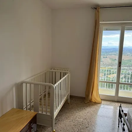 Spacious In With A 200 M² Mountain View דירה